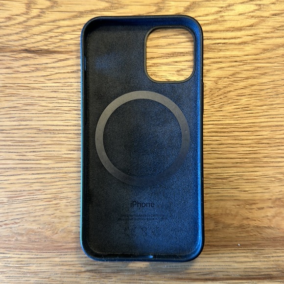 iPhone 12 mini Silicone Case with MagSafe - Black - Picture 2 of 3